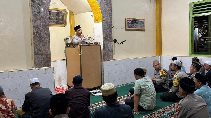 Tarawih Bareng Warga, Kapolres AKBP Wira Prayatna Ajak Masyarakat Perangi Narkoba dan Judi Online di Padangsidimpuan