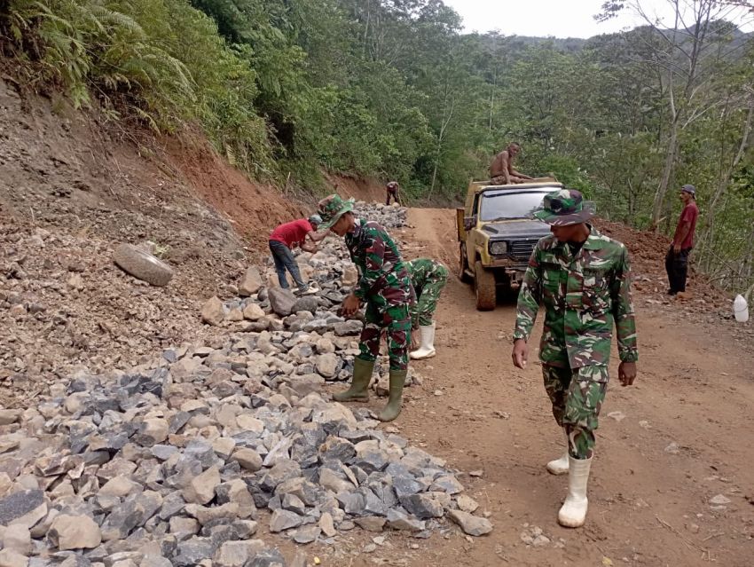 Satgas TMMD ke-127 Kodim 0212/TS Hantam Batu, Taklukkan Medan Terjal Demi Asa Warga Huta Tonga
