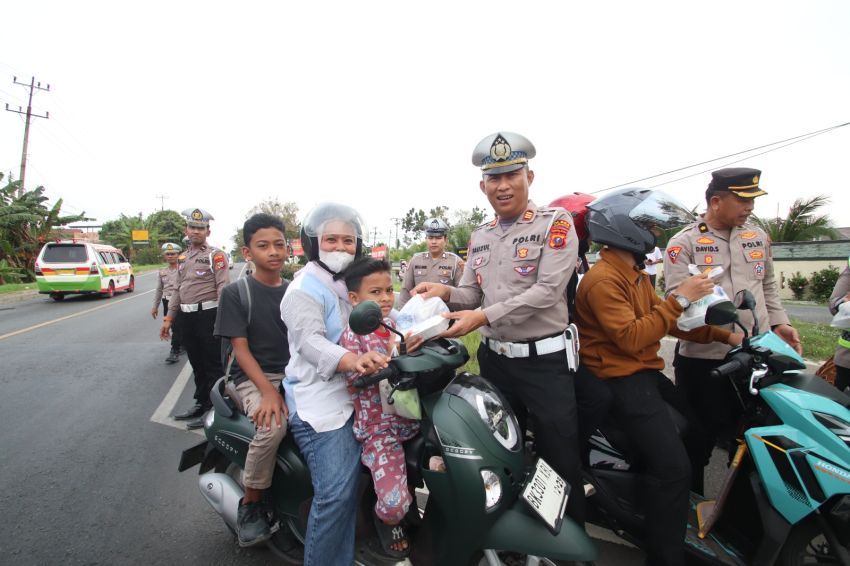 Polantas Menyapa di Bulan Ramadan, Satlantas Polres Sergai Bagikan 100 Takjil di Jalinsum