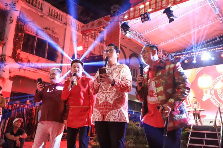 Usai Tarawih, Ribuan Warga Medan Larut Dalam Kemeriahan Imlek, Rico Waas : Kekuatan Medan Terletak Pada Kemajemukan Warganya