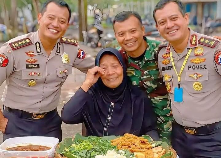 Dari Gerobak Pecel ke Pundak Jenderal: Doa Ibu Penjual Pecel yang Mengantar Tiga Anak Jadi Perwira Negara