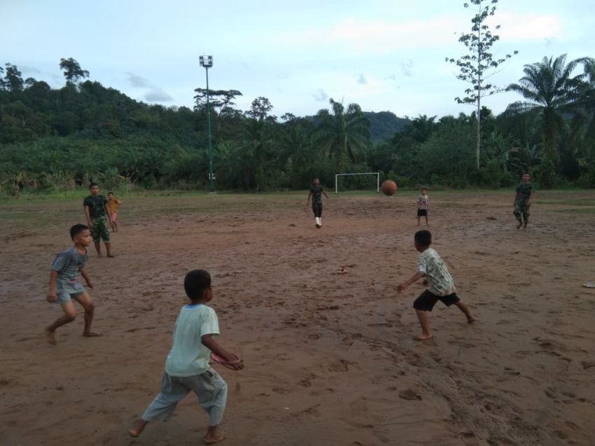 Di Balik Seragam Loreng, Tersimpan Tawa: Satgas TMMD ke-127 Kodim 0212/Tapsel Sulap Lapangan Sarasi Jadi Panggung Kebahagiaan Anak Sangkunur