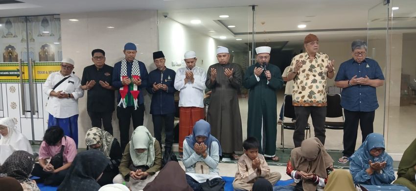 Imam Asal Palestina Pimpin Salat di Masjid Agung, Bukber Bersama Kenaziran Penuh Berkah