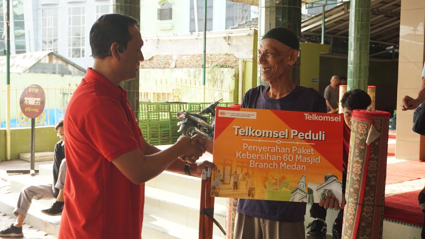 Sambut Ramadan, Telkomsel Bersihkan dan Bantu Fasilitas Kebersihan 60 Masjid di Medan & Sekitarnya