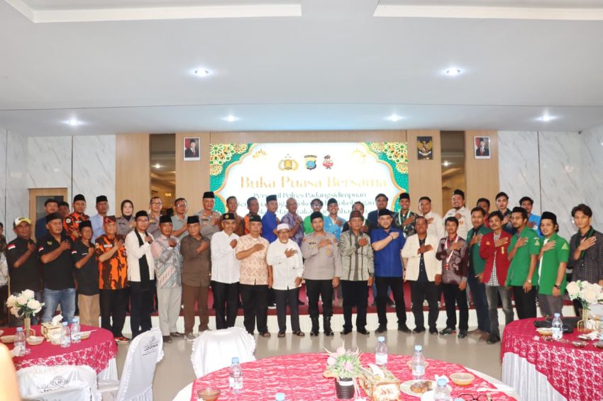 Kapolres Padangsidimpuan AKBP Dr. Wira Prayatna Tekankan Stabilitas Keamanan Saat Buka Puasa Bersama Lintas Elemen di Ramadan 1447 H