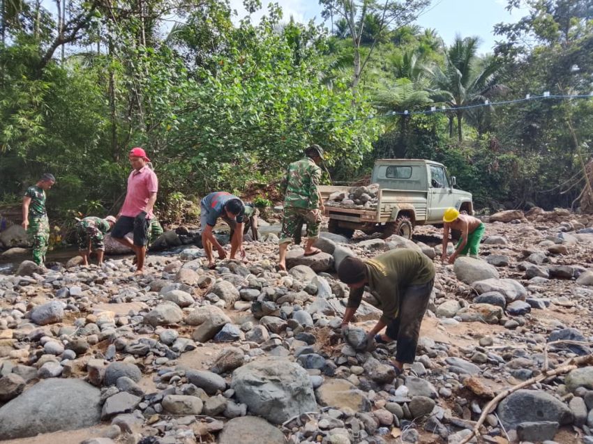 Jalan Ini Bukan Sekadar Akses, Tapi Harapan: Momen Satgas TMMD ke-127 Kodim 0212/TS Kebut Pengerasan Jalan di Sangkunur