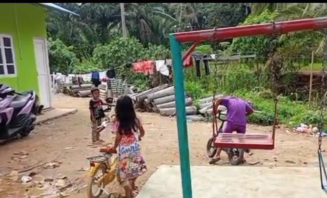 Di Balik Tawa Anak-anak Huntara Tapsel, Tersimpan Rindu di Ramadan Pertama 1447 H pada Masjid Desa: 'Kangen Kampung, Tapi Tetap Semangat'