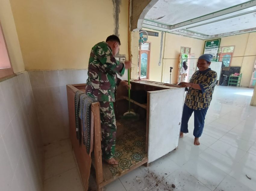 Hangatnya Gotong Royong Satgas TMMD ke-127 Kodim 0212/TS dan Warga, Masjid Babussalam Kinclong Jelang Ramadhan
