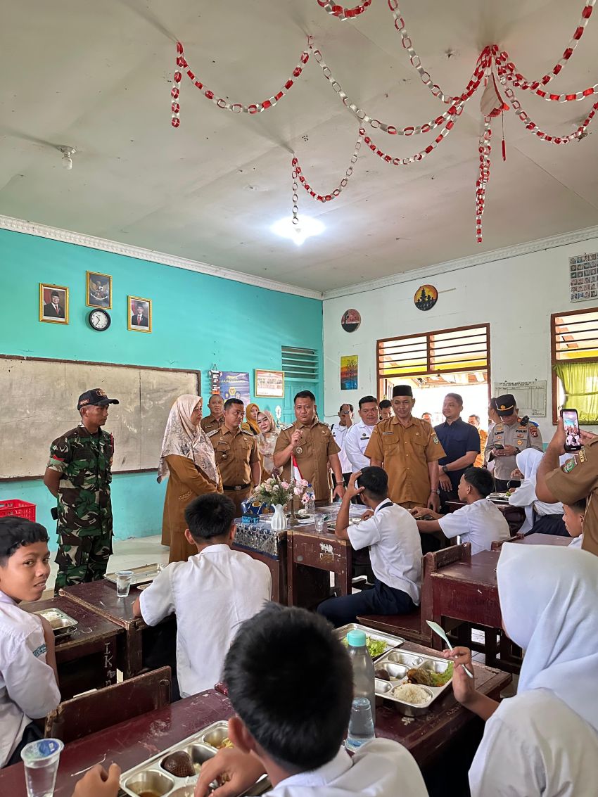 Wakil Bupati Asahan Tinjau Program Makan Bergizi Gratis di SMP Negeri 2 Silau Laut