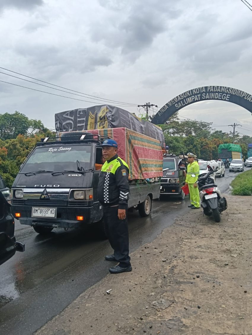 Respons Cepat Call Center 110, Sat Lantas Polres Padangsidimpuan Urai Kemacetan Akibat Truk Tangki CPO Mogok di Desa Simirik