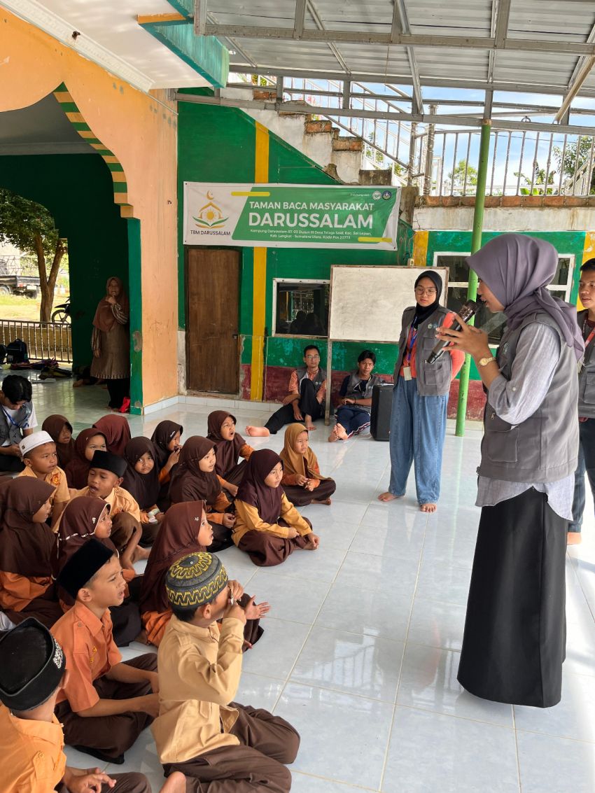 Mahasiswa Unimed Pulihkan Mental Remaja Kampung Darussalam Pasca Banjir