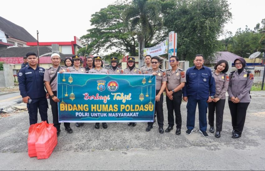 Semangat Ramadhan, Bid Humas Polda Sumut Turun ke Jalan Berbagi Takjil untuk Masyarakat