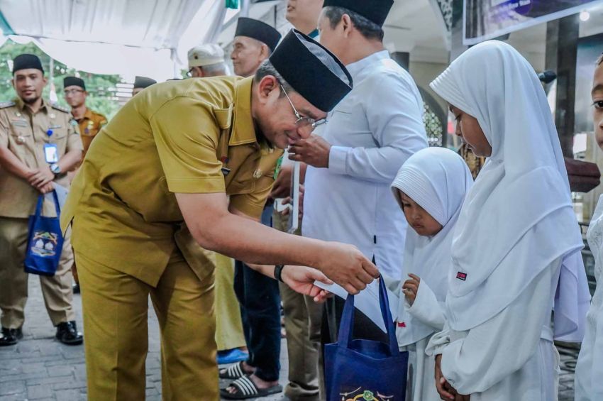 Safari Ramadan di Masjid Nurul Huda, Pemko Medan Salurkan Bantuan dan Santuni Anak Yatim