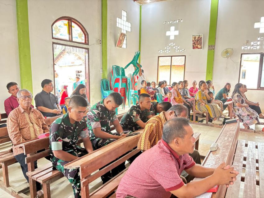 Mengetuk Pintu Langit: Saat Satgas TMMD Ke-127 Kodim 0212/Tapsel Meluruhkan Ego dalam Ibadah Minggu