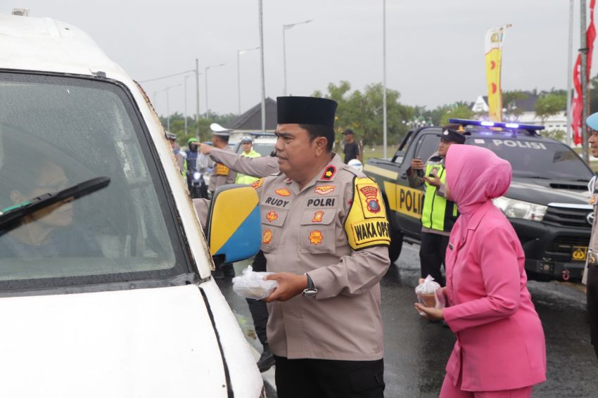 Polres Sergai Bagikan 300 Takjil Ramadhan, Wakapolres Himbau Masyarakat Utamakan Keselamatan Berkendara