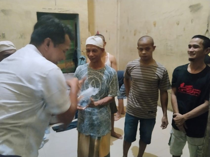 Sentuhan Kemanusiaan di Balik Jeruji: Kasat Reskrim Polres Padang Lawas Bagikan Takjil untuk Para Tahanan