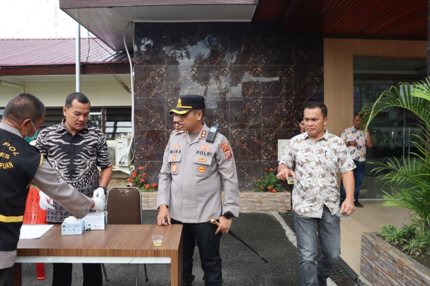 AKBP Wira Prayatna Pimpin Langsung Tes Urine, Internal Polres Padangsidimpuan Dipastikan Bersih
