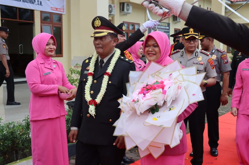 Momen Haru di Mapolres Palas, Kompol Pesta Simarmata dan AKP Sahala Harahap Dilepas dengan Pedang Pora