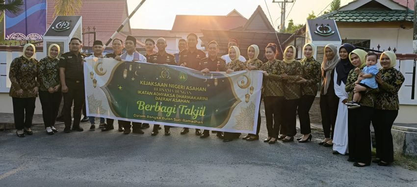 Kejari Asahan Bagi Takjil ke Masyarakat dan Buka Puasa Bersama Insan Pers Pererat Silaturahmi