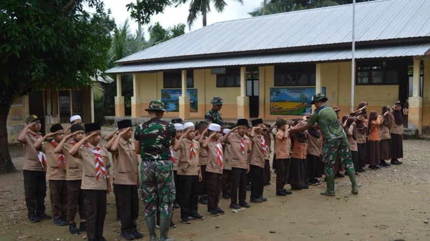Tumbuhkan Cinta Tanah Air Sejak Dini, Satgas TMMD Ke-127 Kodim 0212/Tapsel Latih Baris Berbaris Murid SD di Tapsel