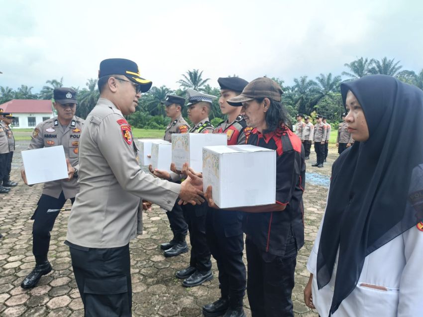 Humanis! Kapolres Padang Lawas Berbagi Bingkisan Lebaran, Pererat Sinergi dengan Media
