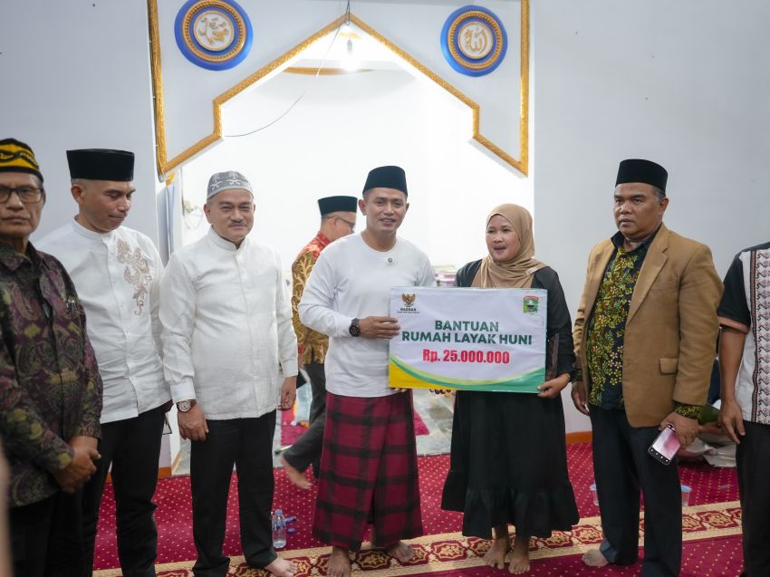 Bupati Solok Serahkan Bantuan Sembako dan Bedah Rumah dari Baznas kepada Warga Saniang Baka