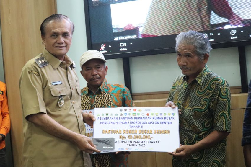 Jonner Banurea Menerima Bantuan Perbaikan Rumah Rusak Akibat Bencana