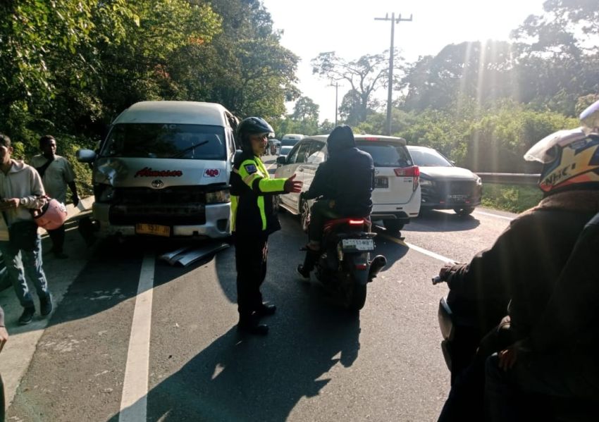 Kecelakaan Maut  di Jalan Lintas Berastagi Bus Almasar Tabrak 2 Motor, 1 Tewas 2 Luka