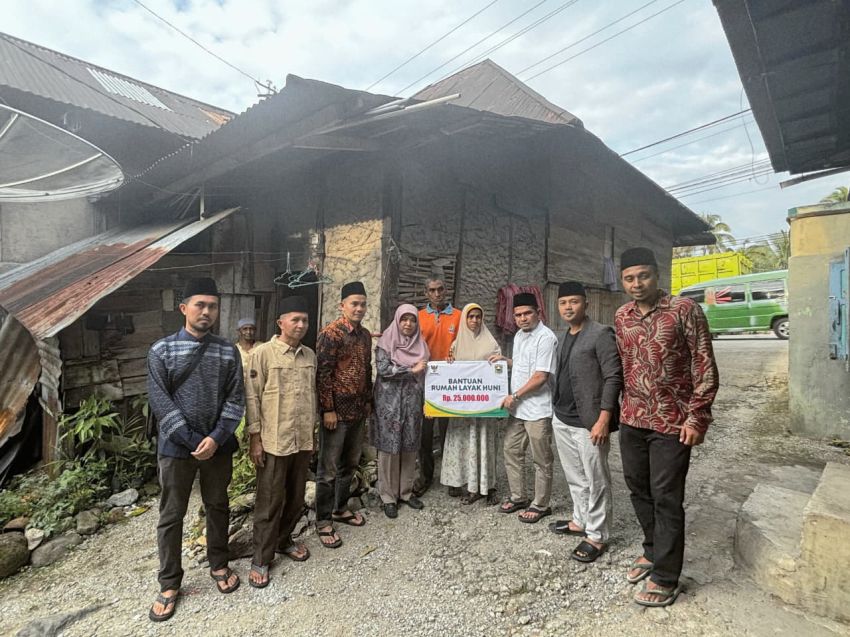WABUP SOLOK CANDRA SERAHKAN BANTUAN BEDAH RUMAH Rp25 JUTA UNTUK WARGA KURANG MAMPU DI NAGARI TALANG