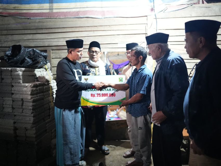 Bupati Solok Sahur Bersama dan Serahkan Bantuan Rumah Layak Huni di Nagari Gantung Ciri &lrm;