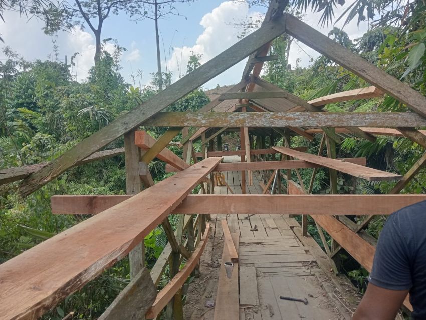 Dukung Akses Warga, Polresta Deli Serdang Laksanakan Renovasi Jembatan Presisi Merah Putih Kuala Sabah