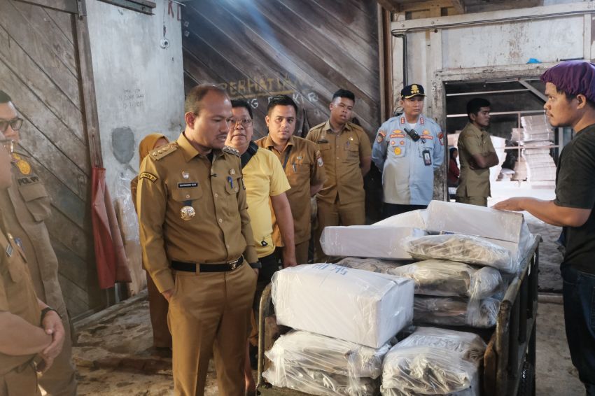 Pastikan Hak Pekerja Terpenuhi, Wali Kota Tanjungbalai Monitoring Pembayaran THR di Teluk Nibung