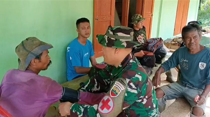 Sentuhan Kemanusiaan di Lokasi TMMD Ke-127 Kodim 0212/TS: Sertu Ardiansyah Siregar Berikan Pengobatan untuk Warga dan Personel di Pasir Bidang