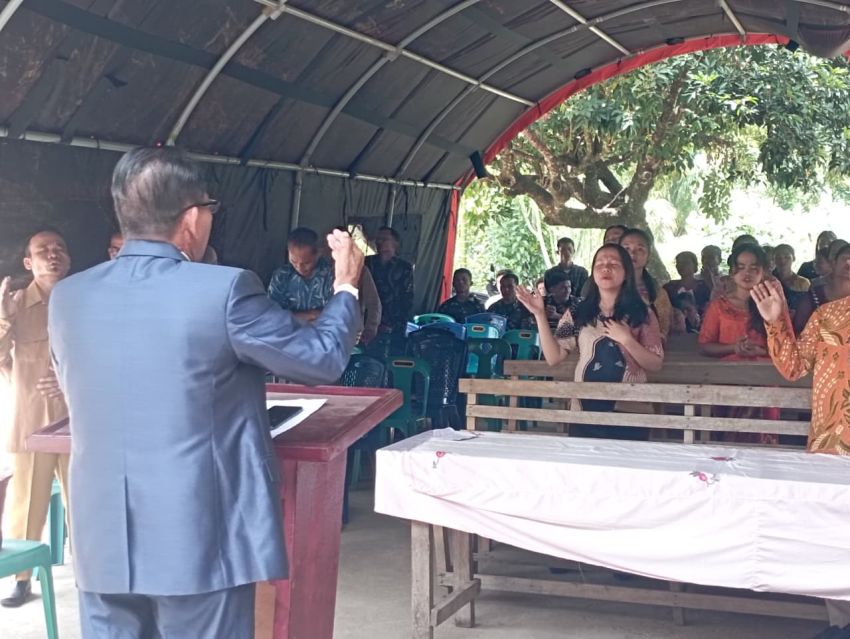 Kehangatan Iman di Bawah Tenda: Personel Satgas TMMD ke-127 Kodim 0212/Tapsel Berbaur dalam Ibadah Minggu di Angkola Sangkunur