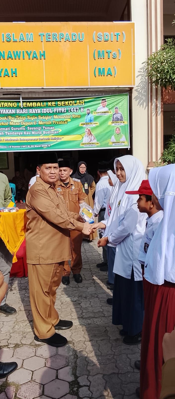 Camat Medan Amplas Pimpin Upacara di TPI, Bagikan 640 Bingkisan untuk Siswa