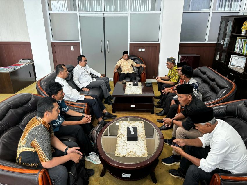 Wabup Solok Pimpin Rapat Khusus Membahas Langkah Teknis Penanganan dan Pembersihan Kapalo Banda Manca di Wilayah Koto Gaek Guguak.