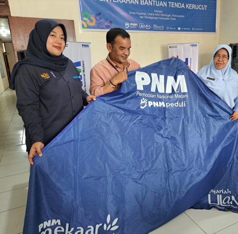 5 Tenda Kerucut di Serahkan PNM Padang ke ke DKUKMPP Solok Untuk Dukung UMKM