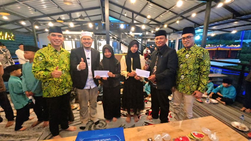 Kolaborasi DMI dan AQUA Santuni 180 Santri dan Marbot.