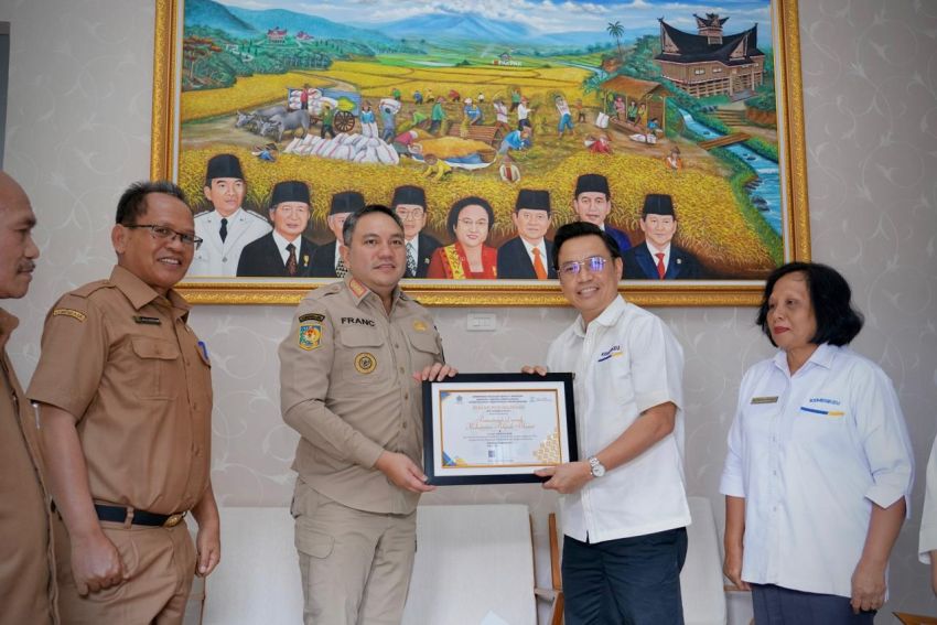 Kepala KPPN Sidikalang Menyerahkan Piagam Penghargaan Dari Kementerian Keuangan RI Kepada Bupati Pakpak Bharat