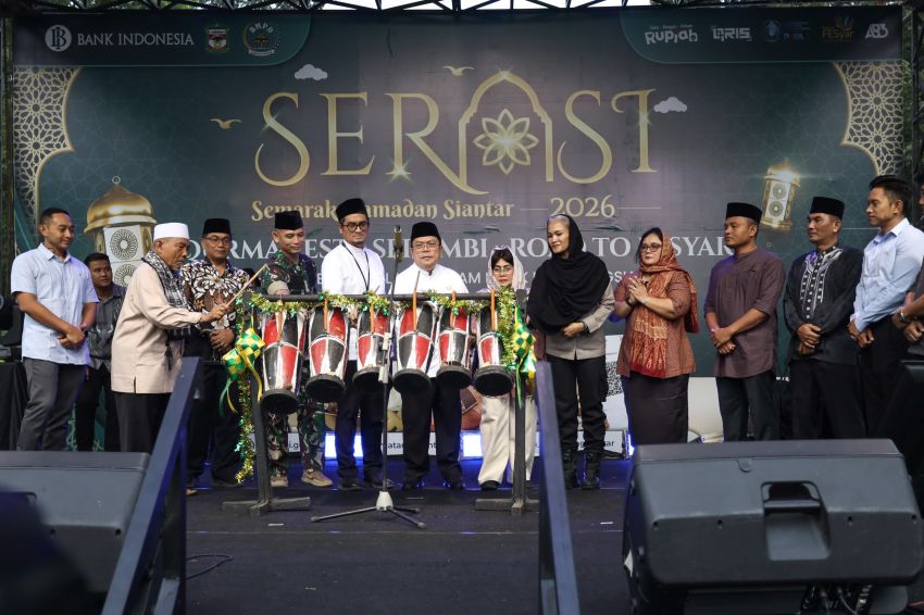 Walikota bersama Kepala KPw Bank Indonesia memukul Gondrang Simalungun, sebagai tanda kick off Semarak Ramadhan Siantar 2026