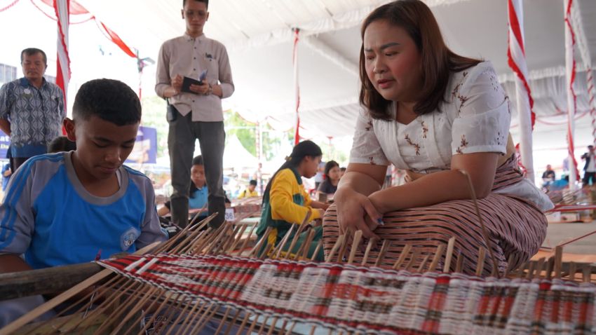 HUT Toba Ke-27, Puluhan Pelajar Ikuti Lomba Tenun Sirat Tojuk