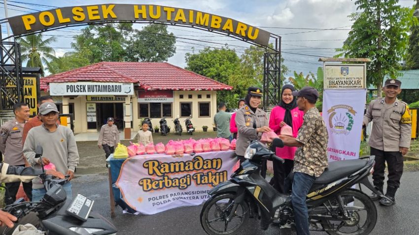 Polsek Hutaimbaru Tebar 30 Paket Takjil, Polri Hadir sebagai Sahabat Masyarakat di Ramadhan