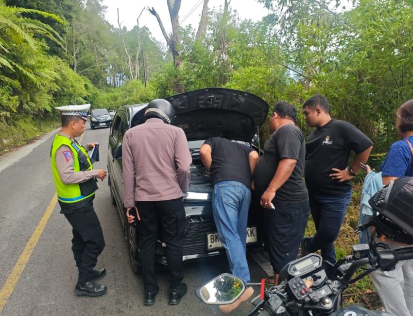 Polisi Sigap Bantu Wisatawan, Mobil Mogok di Jalur Perbukitan Samosir Berhasil Dievakuasi