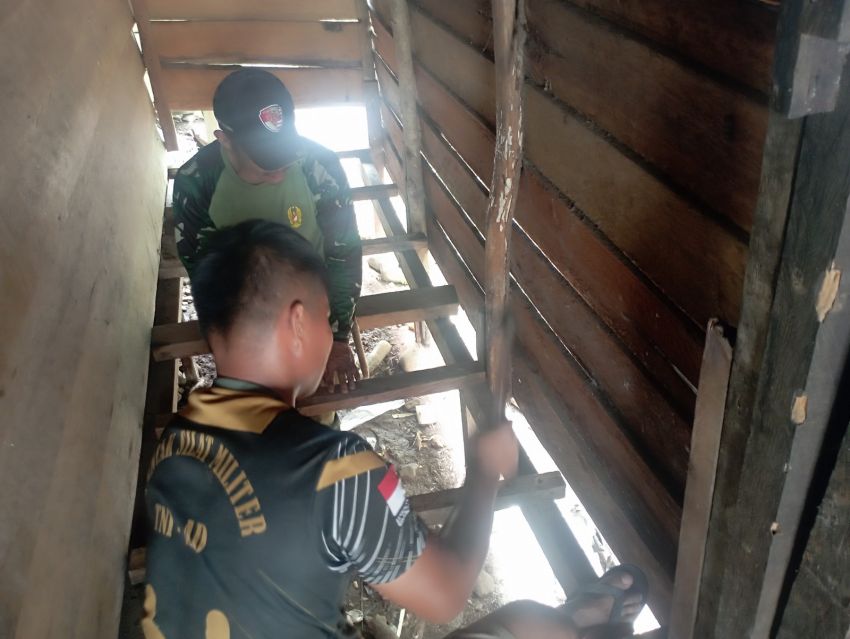 Dari Rumah Rapuh Menuju Harapan Baru, Satgas TMMD Ke-127 Kodim 0212/TS Kebut Rehab Rumah Ibu Supatmi di Tapsel