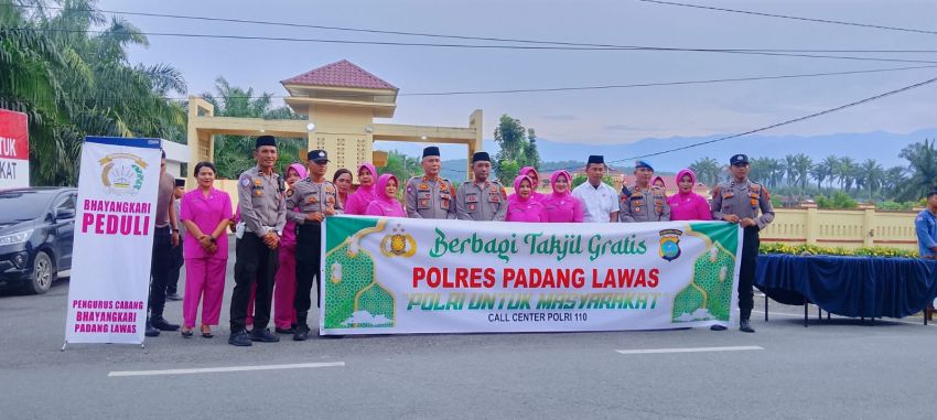 Penuh Berkah! Polres Padang Lawas Bersama Bhayangkari Turun ke Jalan Bagikan Takjil