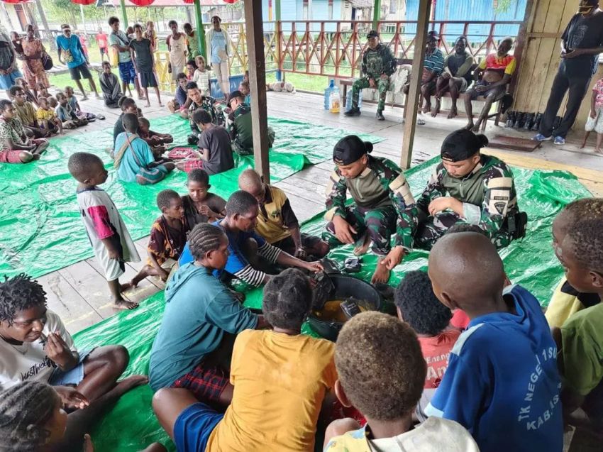 Cerita Jumat Berkah di Asmat: Satgas Yonif 123/Rajawali dan Warga Duduk Satu Meja, Bangun Kebersamaan