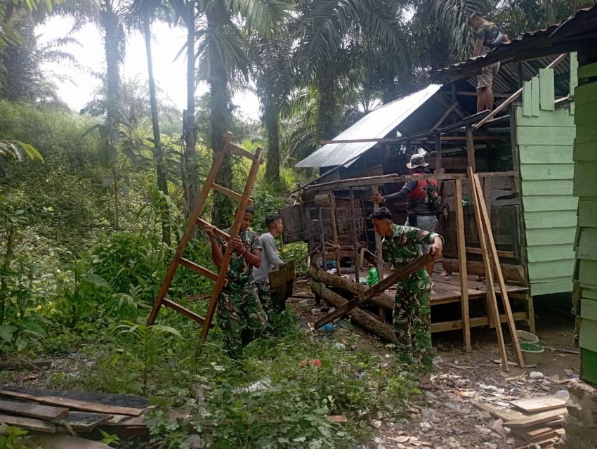 Kayu Demi Kayu Disusun, Harapan Demi Harapan Ditegakkan di Tiga Dolok Oleh Satgas TMMD Ke-127 Kodim 0212/Tapsel