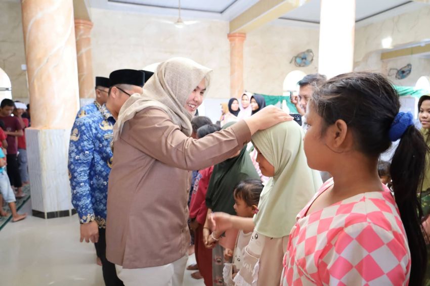 Ramadan Penuh Berkah, Wabup Madina Atika Nasution Serahkan Santunan Anak Yatim di Masjid Al-Abror Siabu