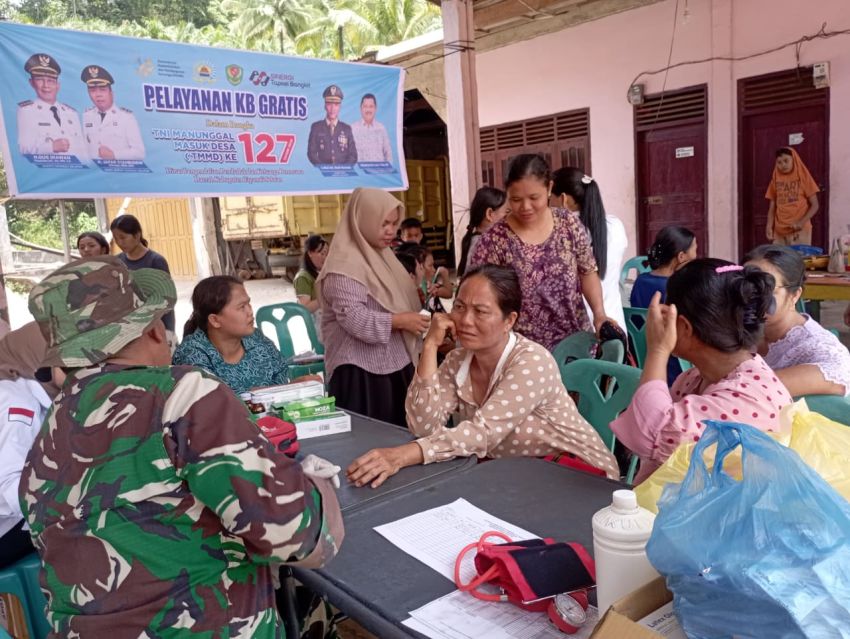 Sentuhan Kasih di Batas Desa, Satgas TMMD ke-127 Kodim 0212/Tapsel Hadirkan Layanan KB Gratis bagi Ibu-Ibu Sangkunur