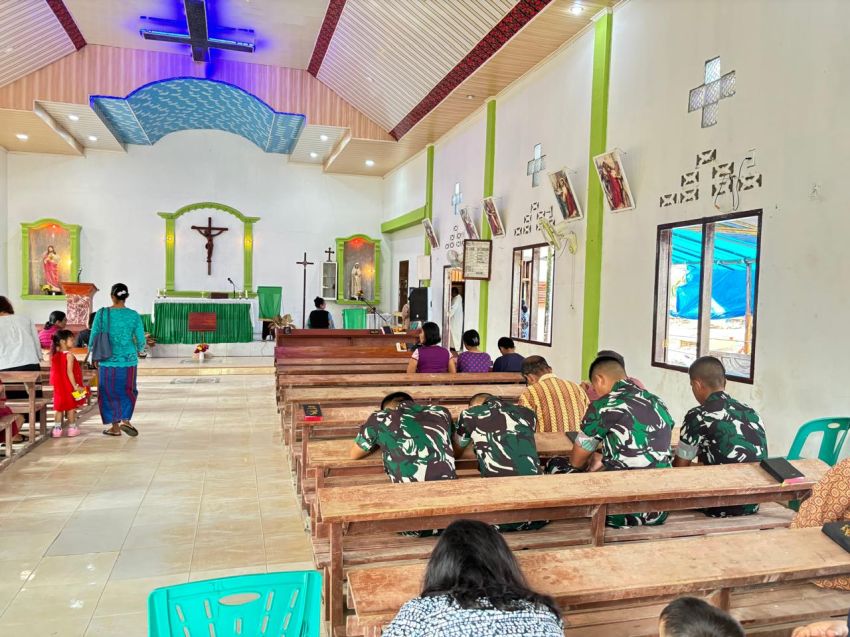 Satgas TMMD Ke-127 Kodim 0212/Tapsel Tundukkan Kepala di Rumah Tuhan, Serma Eri Afrinto Munthe dan Rekan Hadirkan Damai di GKpA Simataniari